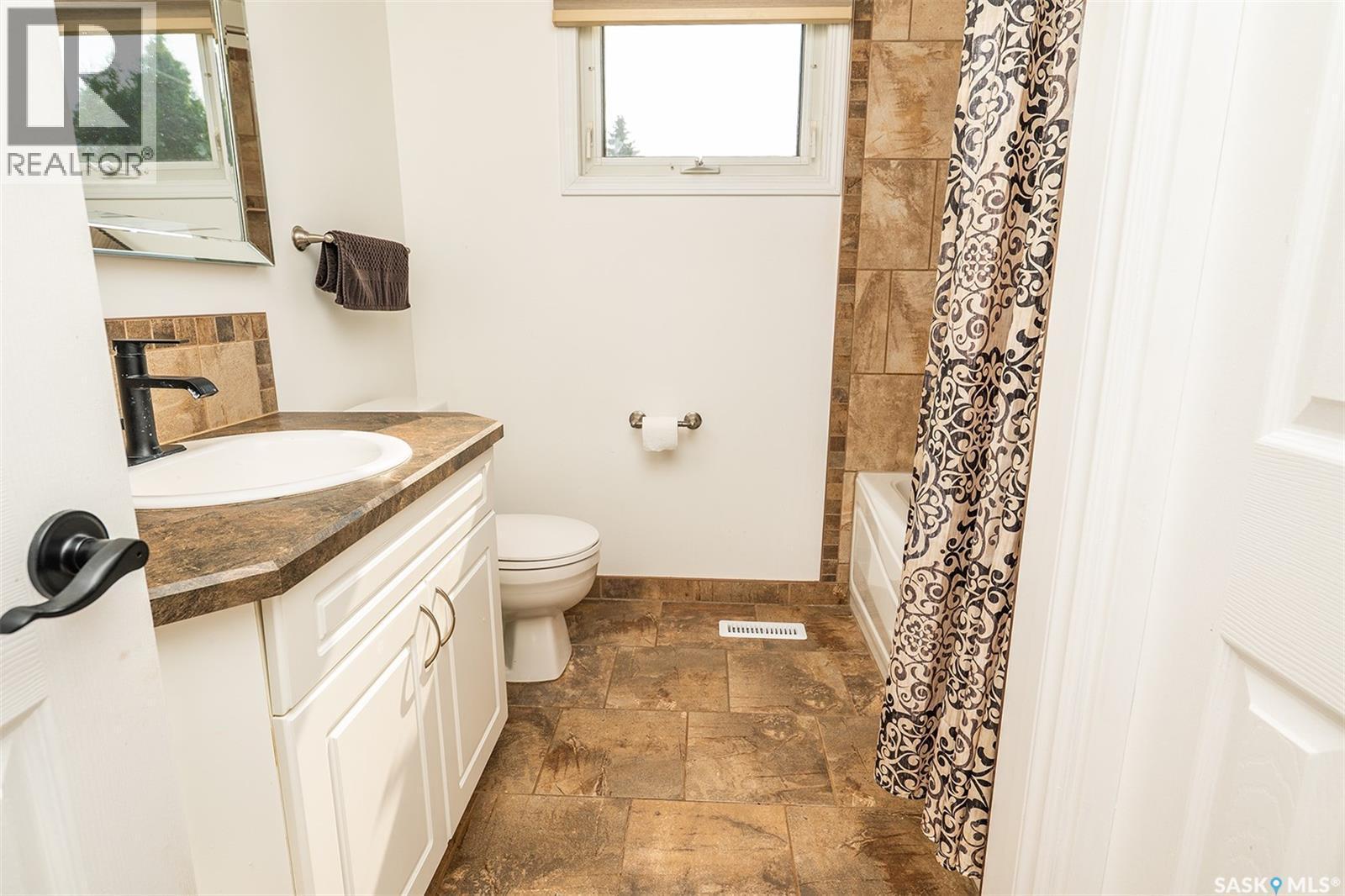 302 7Th Street E, Wynyard, SK - Indoor Photo Showing Bathroom