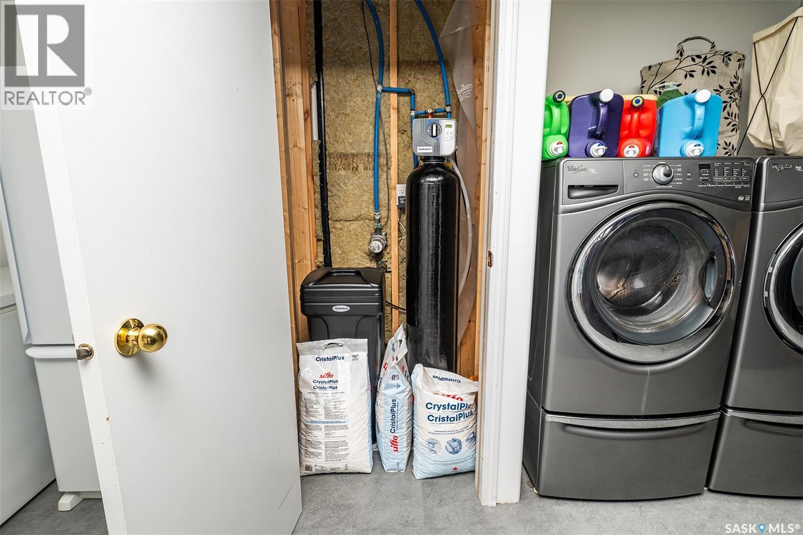 302 7Th Street E, Wynyard, SK - Indoor Photo Showing Laundry Room