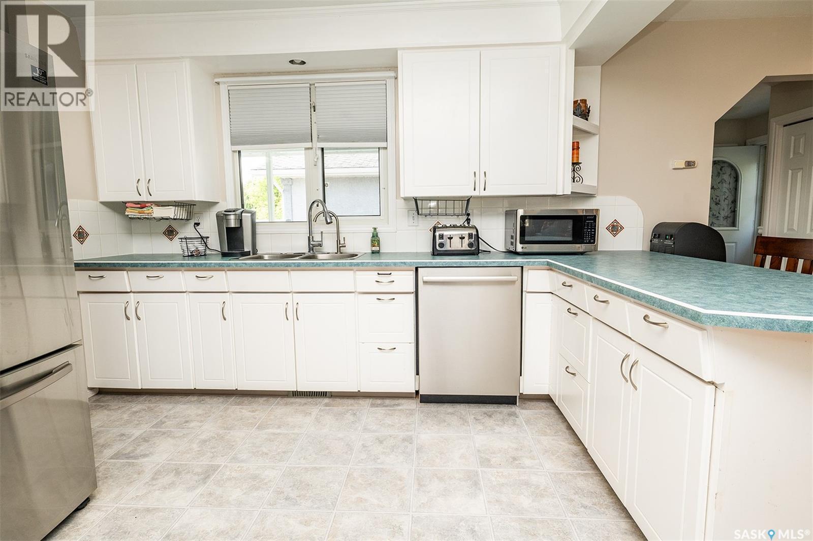 302 7Th Street E, Wynyard, SK - Indoor Photo Showing Kitchen With Double Sink
