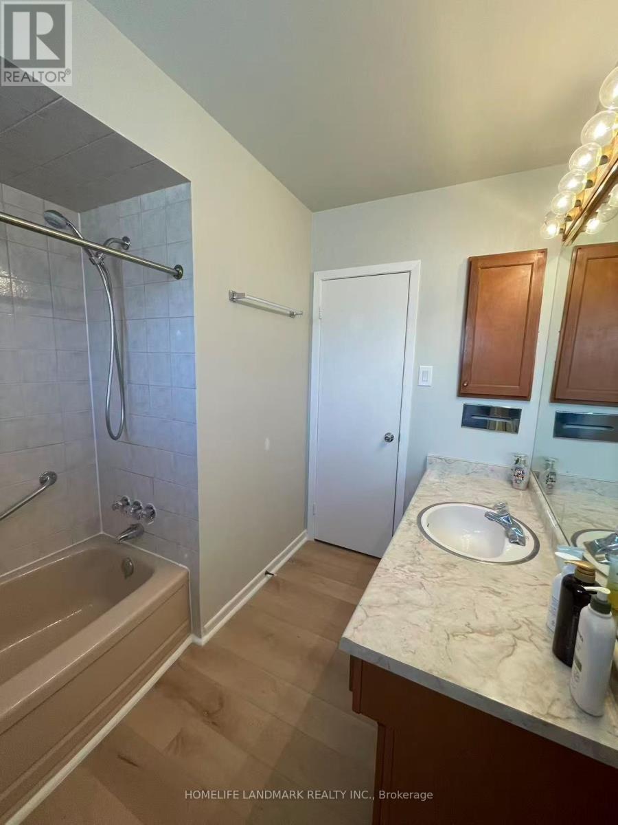 23 Corning Road E, Toronto, ON - Indoor Photo Showing Bathroom
