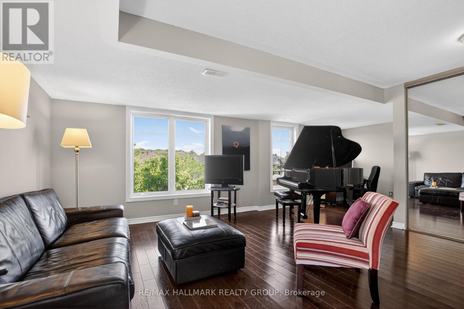 B - 1145 Longfields Drive, Ottawa, ON - Indoor Photo Showing Living Room