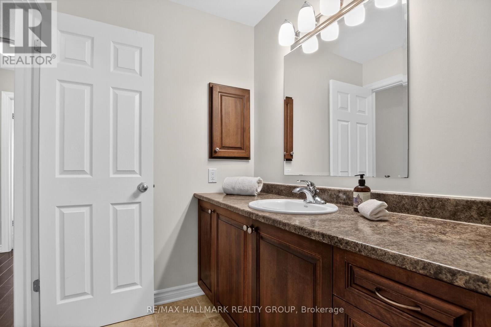 B - 1145 Longfields Drive, Ottawa, ON - Indoor Photo Showing Bathroom