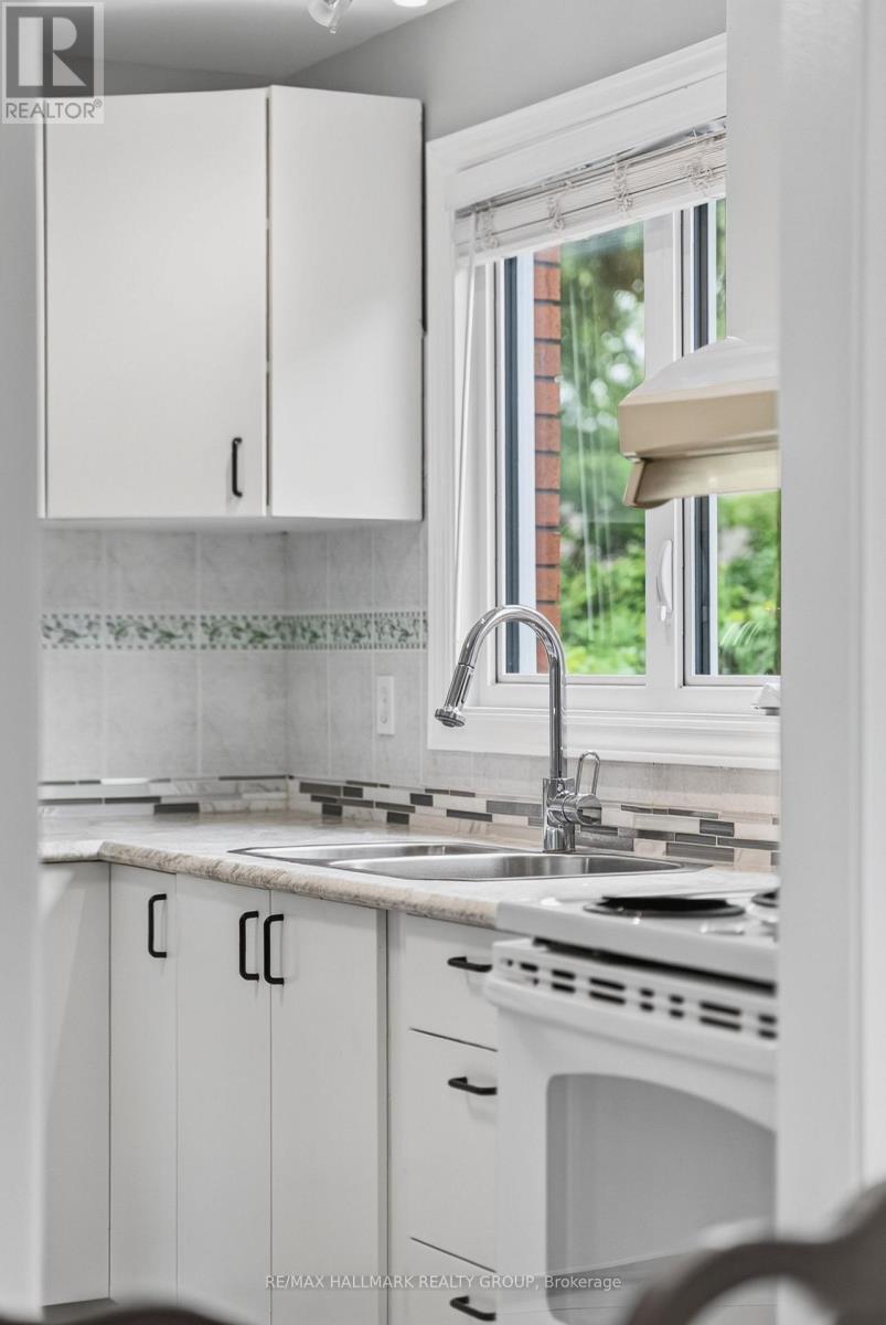 323 Poulin Avenue, Ottawa, ON - Indoor Photo Showing Kitchen