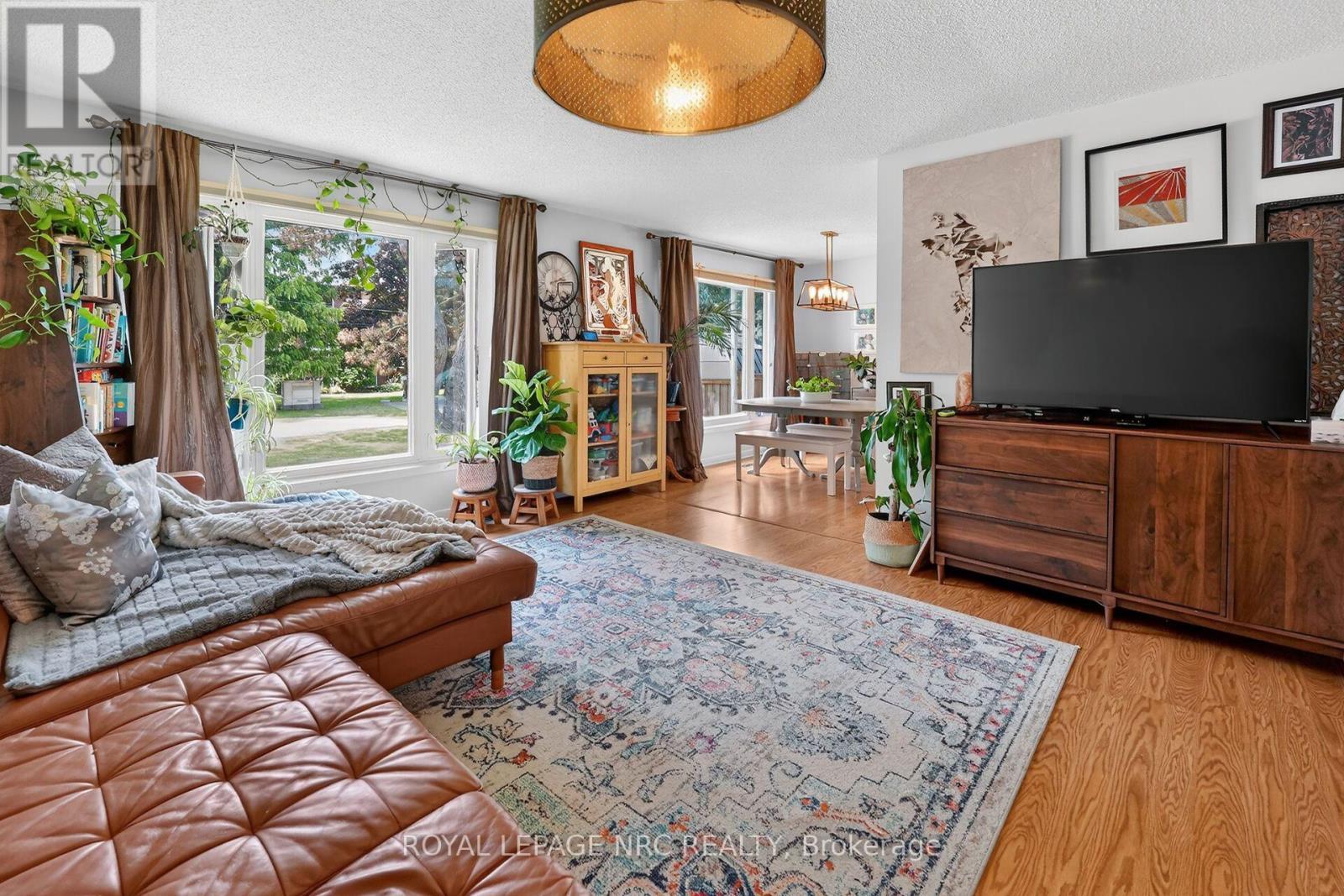 3 Orchard Parkway, Grimsby, ON - Indoor Photo Showing Living Room