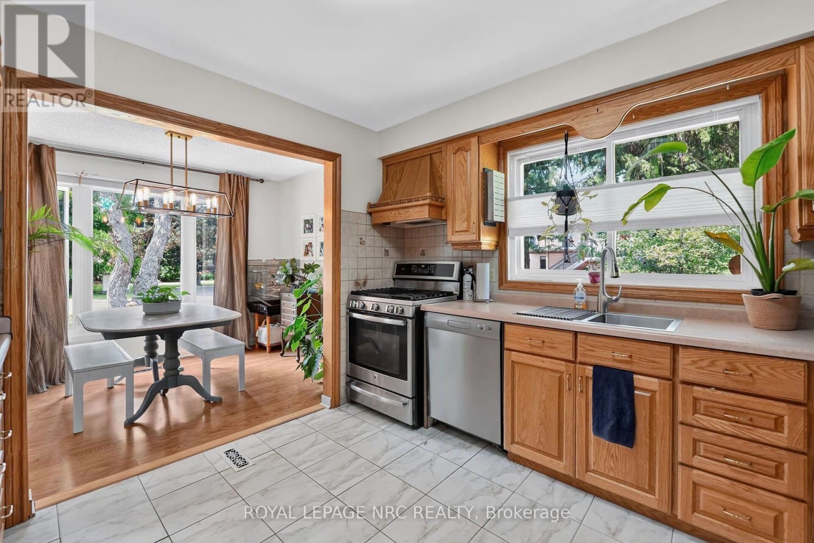 3 Orchard Parkway, Grimsby, ON - Indoor Photo Showing Kitchen With Double Sink