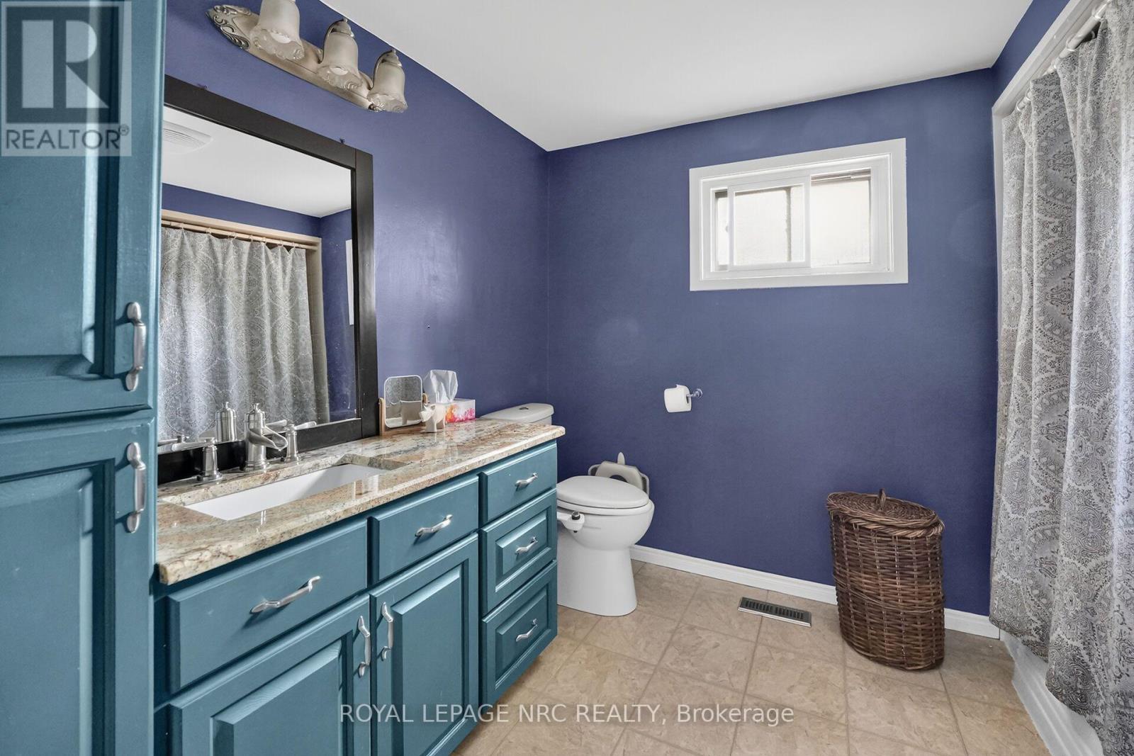 3 Orchard Parkway, Grimsby, ON - Indoor Photo Showing Bathroom