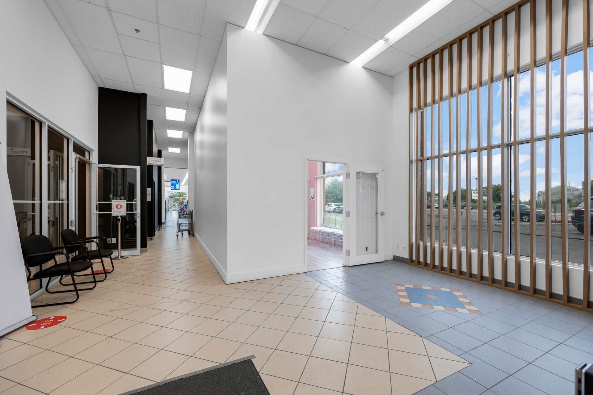 Hall d'entrée/Vestibule - 3 Boul. Samson, Laval (Sainte-Dorothée), QC