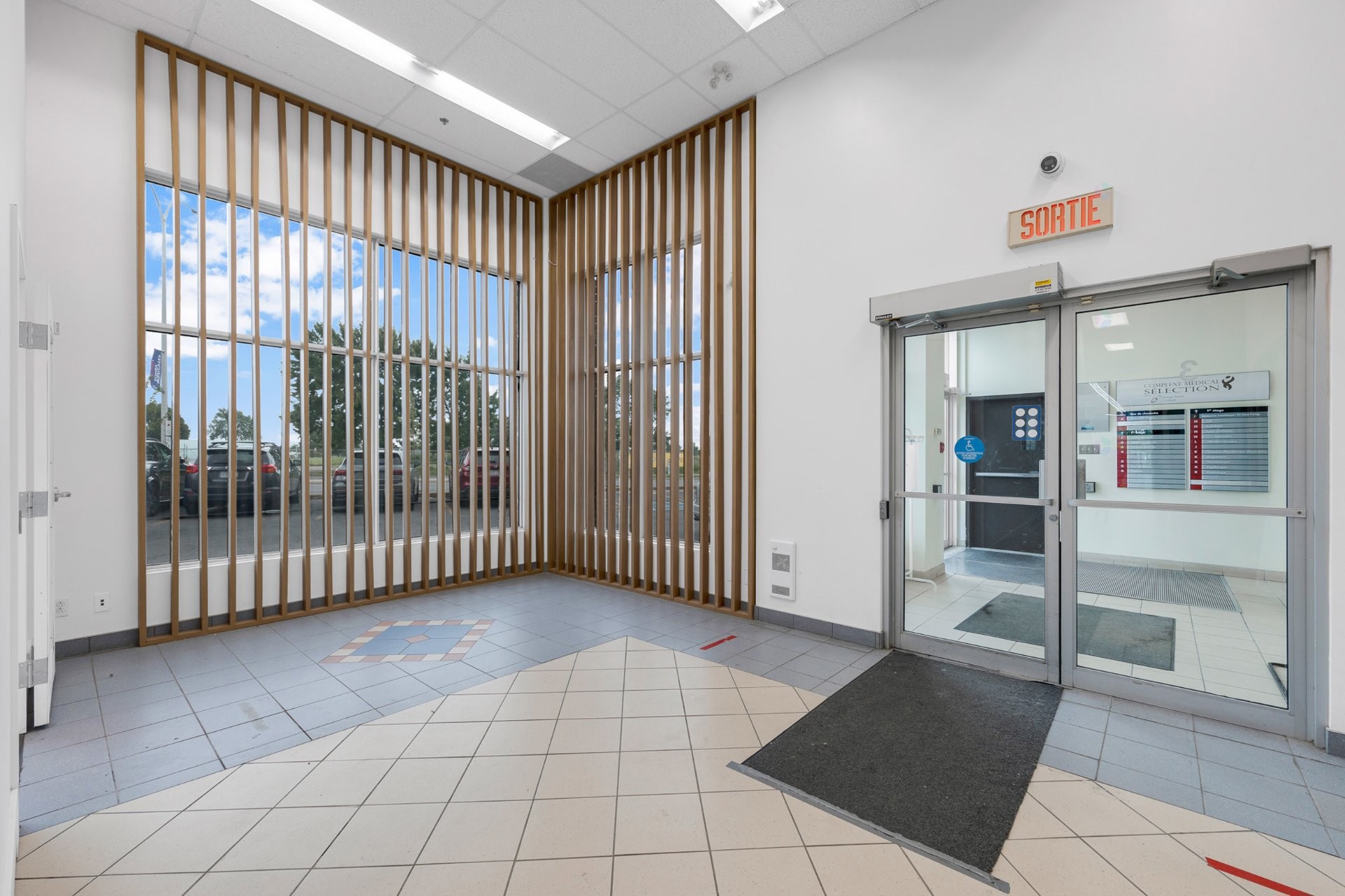 Hall d'entrée/Vestibule - 3 Boul. Samson, Laval (Sainte-Dorothée), QC