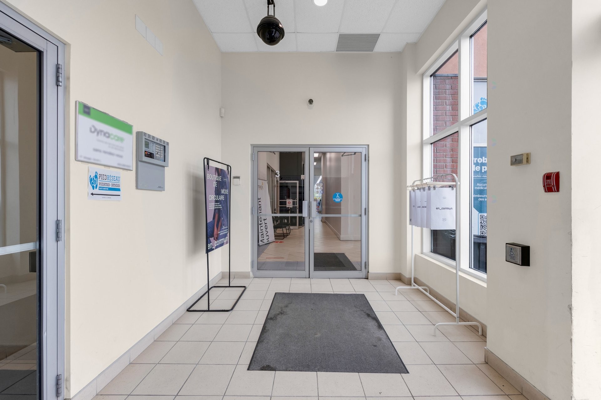 Hall d'entrée/Vestibule - 3 Boul. Samson, Laval (Sainte-Dorothée), QC