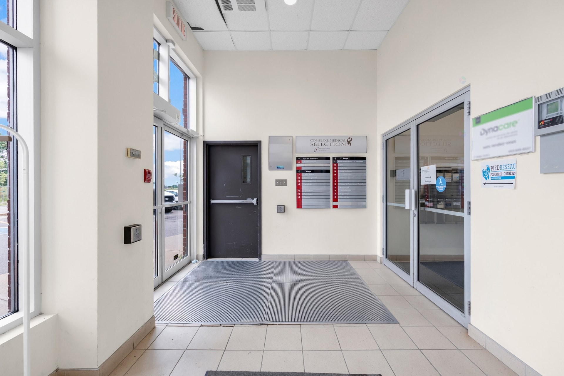 Hall d'entrée/Vestibule - 3 Boul. Samson, Laval (Sainte-Dorothée), QC
