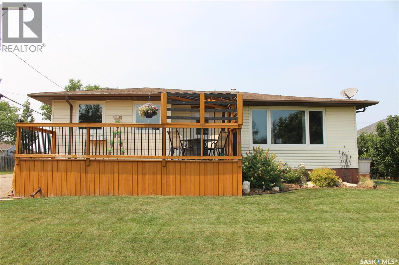 265 Saskatchewan Street, Central Butte, SK - Outdoor With Deck Patio Veranda