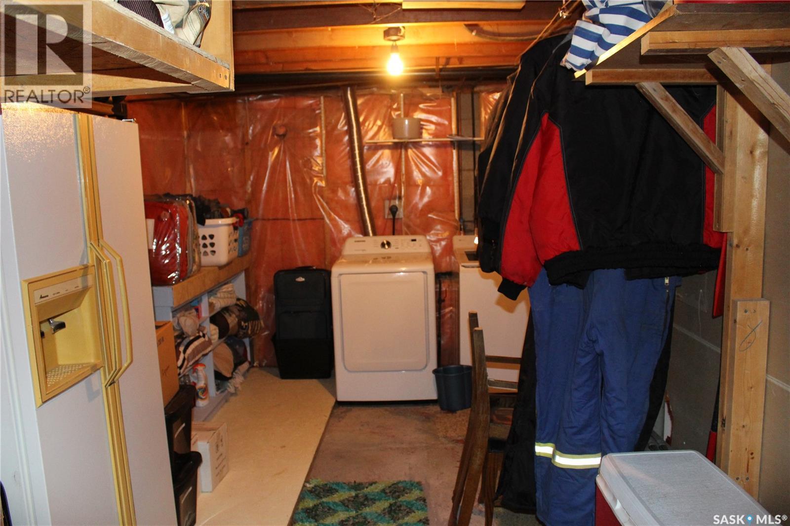 265 Saskatchewan Street, Central Butte, SK - Indoor Photo Showing Laundry Room
