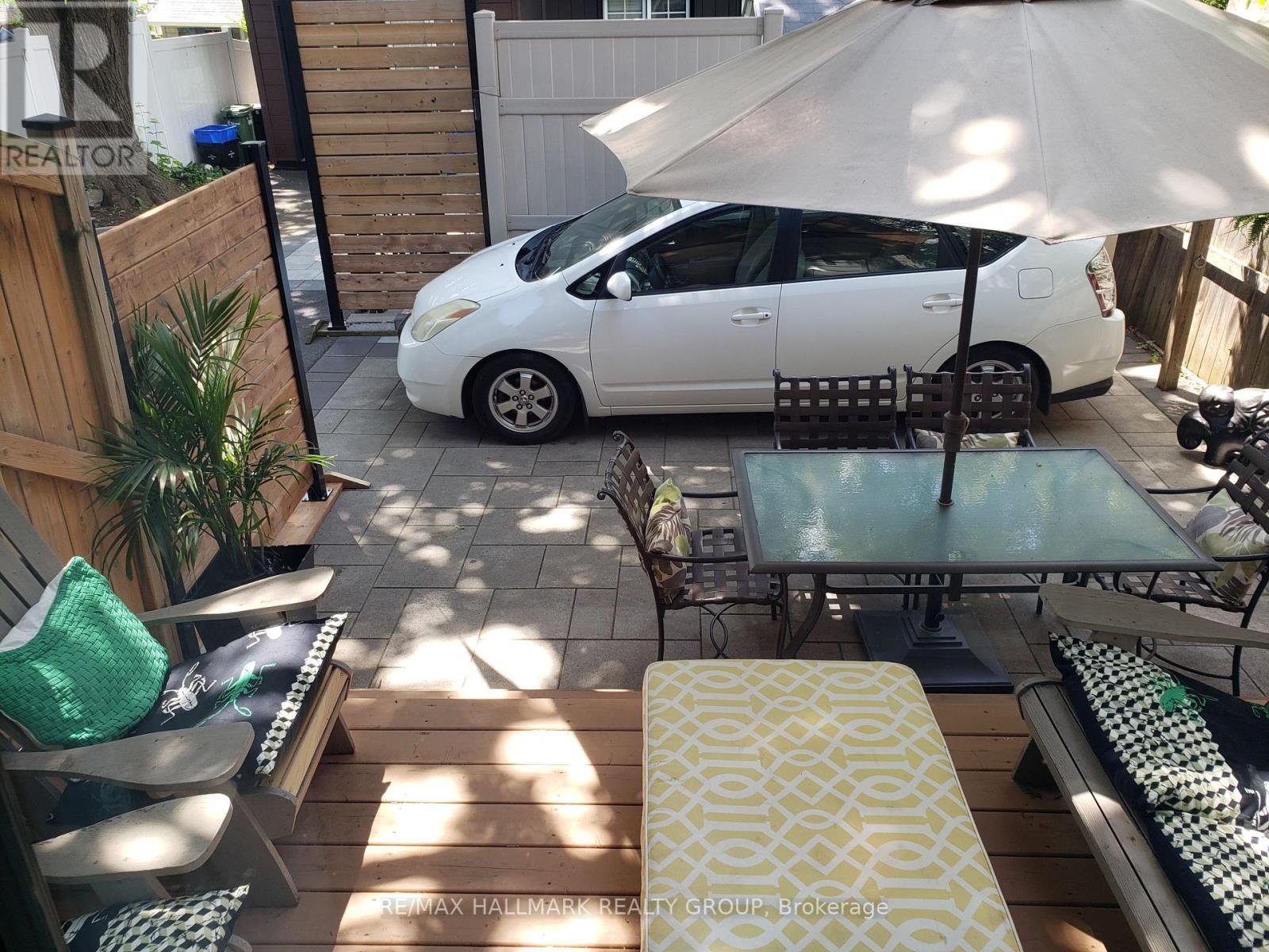 24 Morris Street, Ottawa, ON - Photo Showing Garage