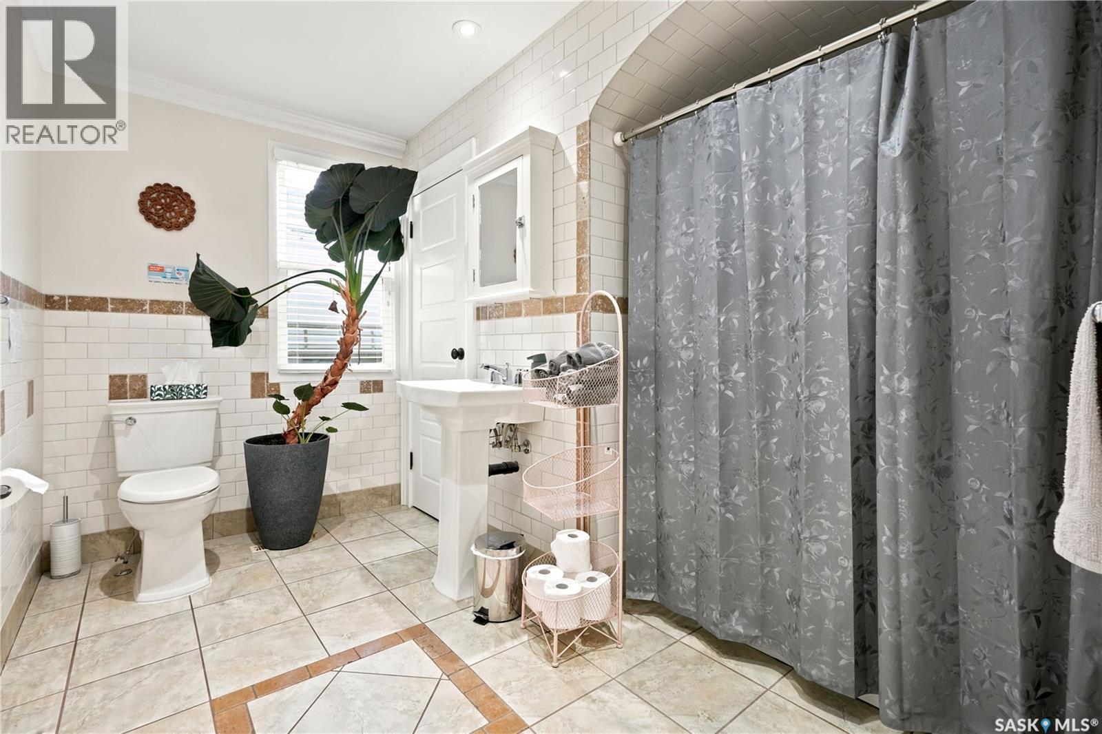 2216 Lorne Street, Regina, SK - Indoor Photo Showing Bathroom