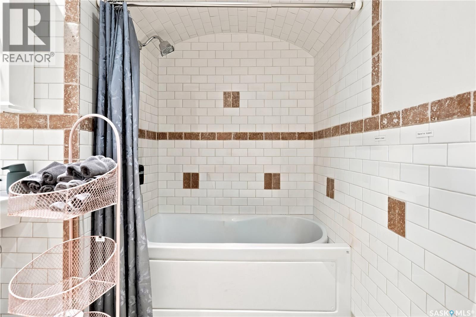 2216 Lorne Street, Regina, SK - Indoor Photo Showing Bathroom