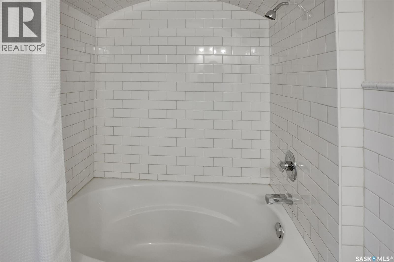 2216 Lorne Street, Regina, SK - Indoor Photo Showing Bathroom