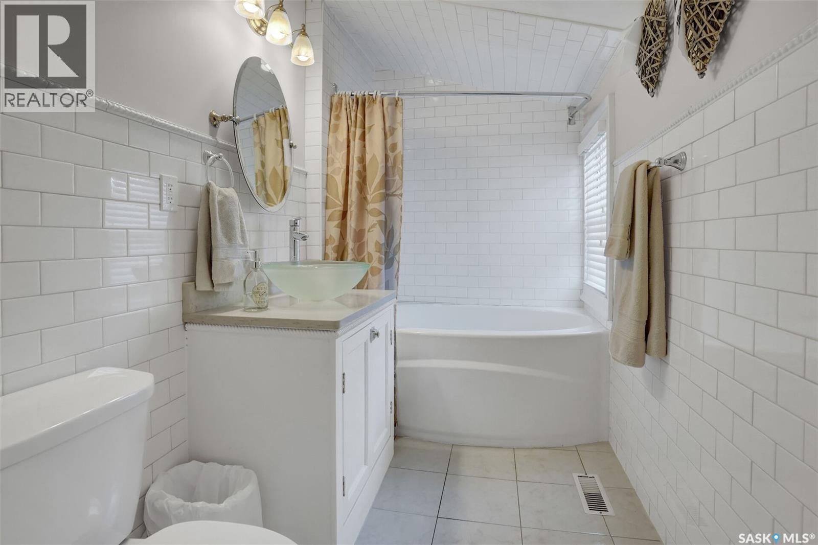 2216 Lorne Street, Regina, SK - Indoor Photo Showing Bathroom