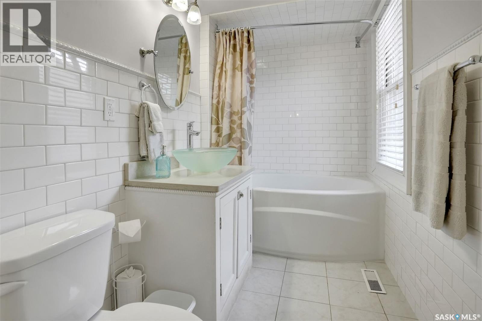 2216 Lorne Street, Regina, SK - Indoor Photo Showing Bathroom