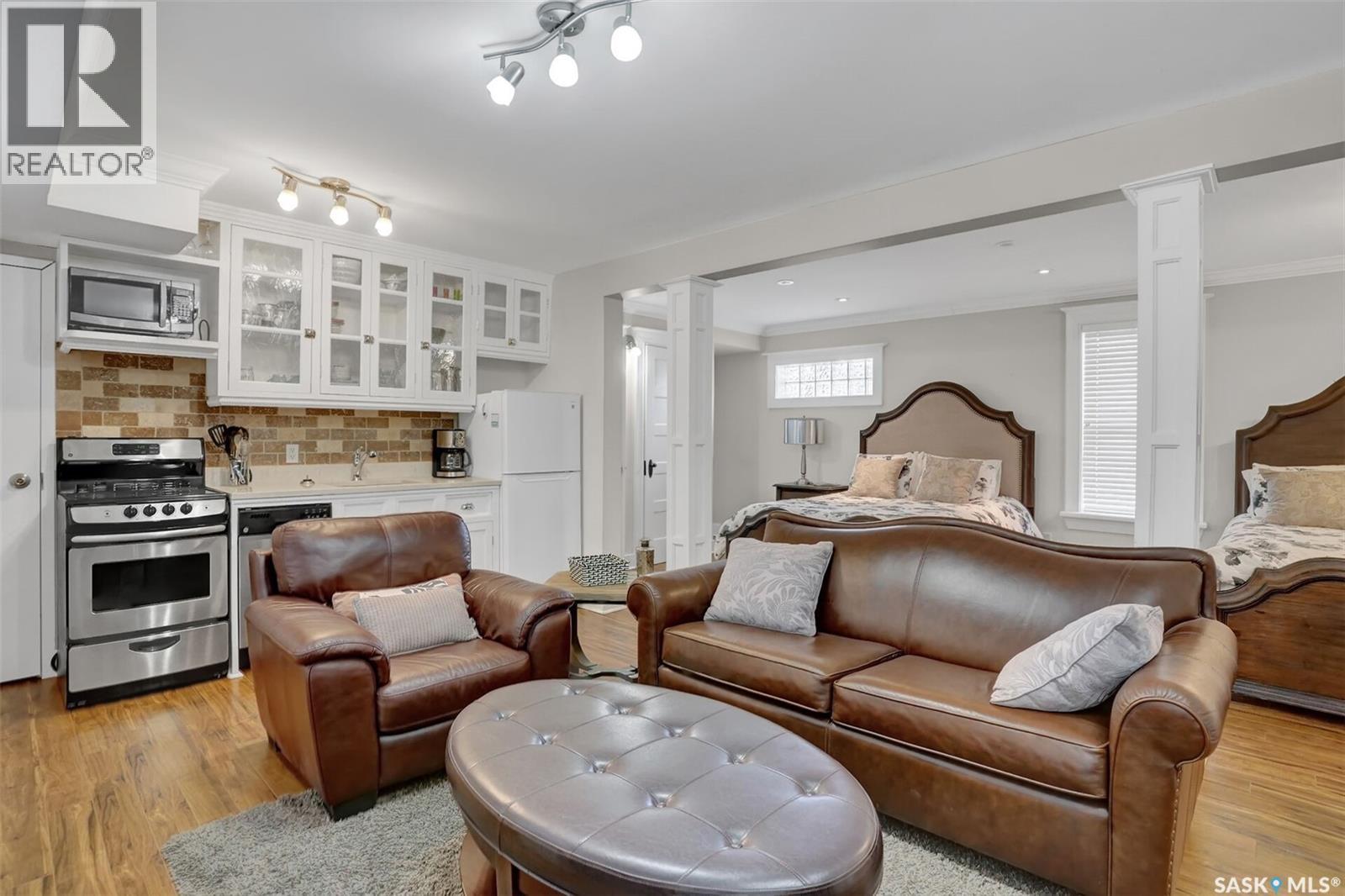 2216 Lorne Street, Regina, SK - Indoor Photo Showing Living Room