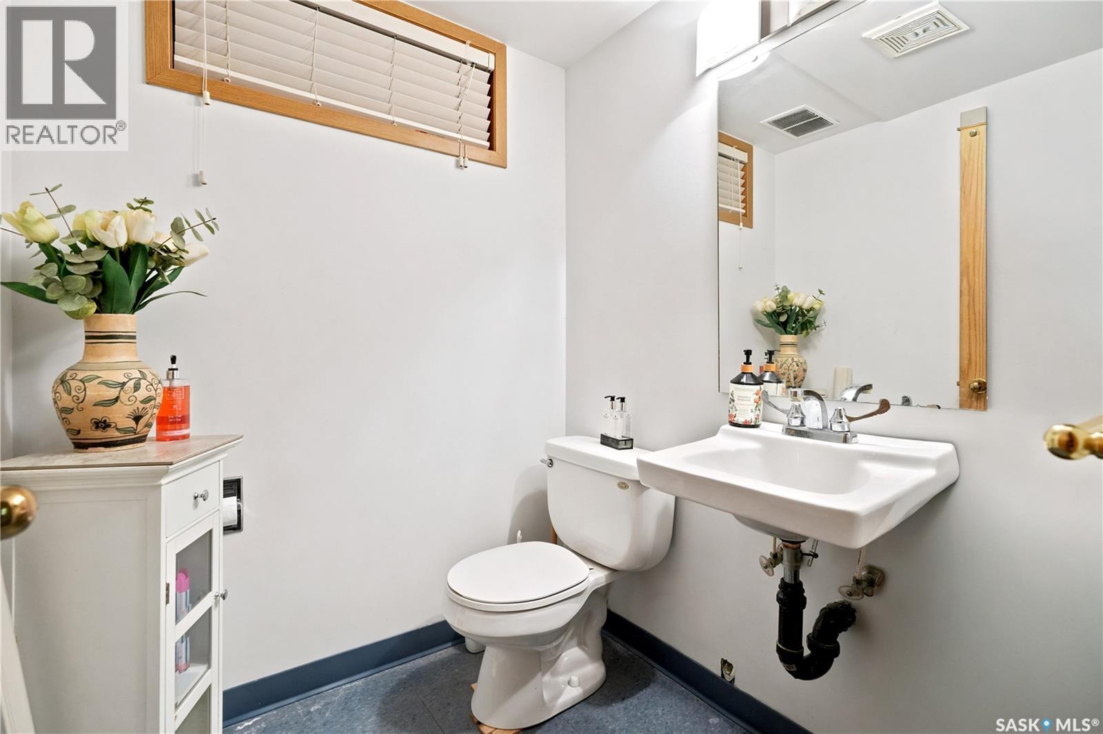 2216 Lorne Street, Regina, SK - Indoor Photo Showing Bathroom