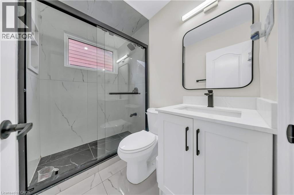441 West 5Th Street, Hamilton, ON - Indoor Photo Showing Bathroom