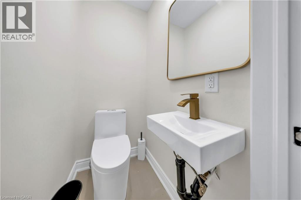 441 West 5Th Street, Hamilton, ON - Indoor Photo Showing Bathroom
