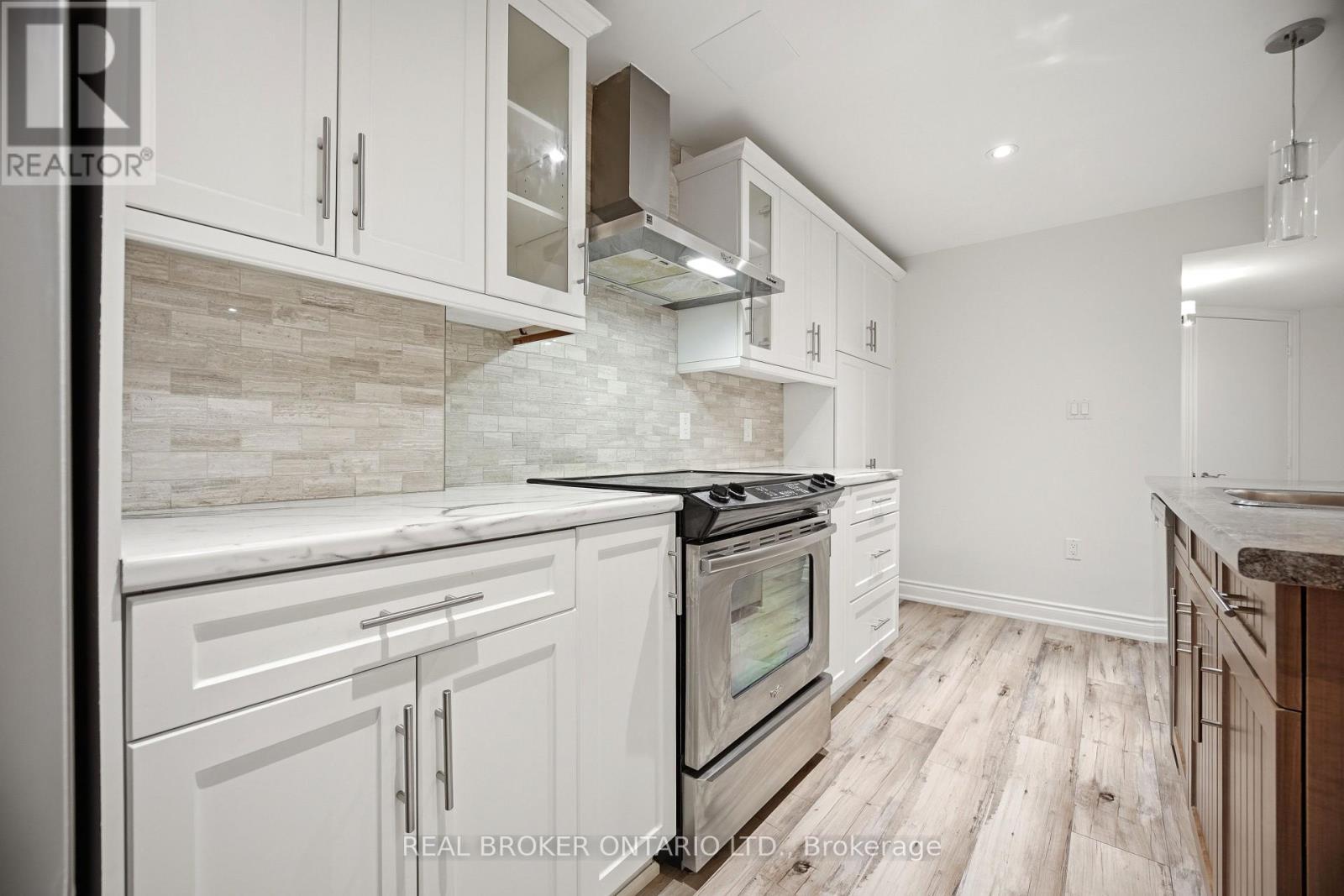 3277 Paul Henderson Drive, Mississauga, ON - Indoor Photo Showing Kitchen