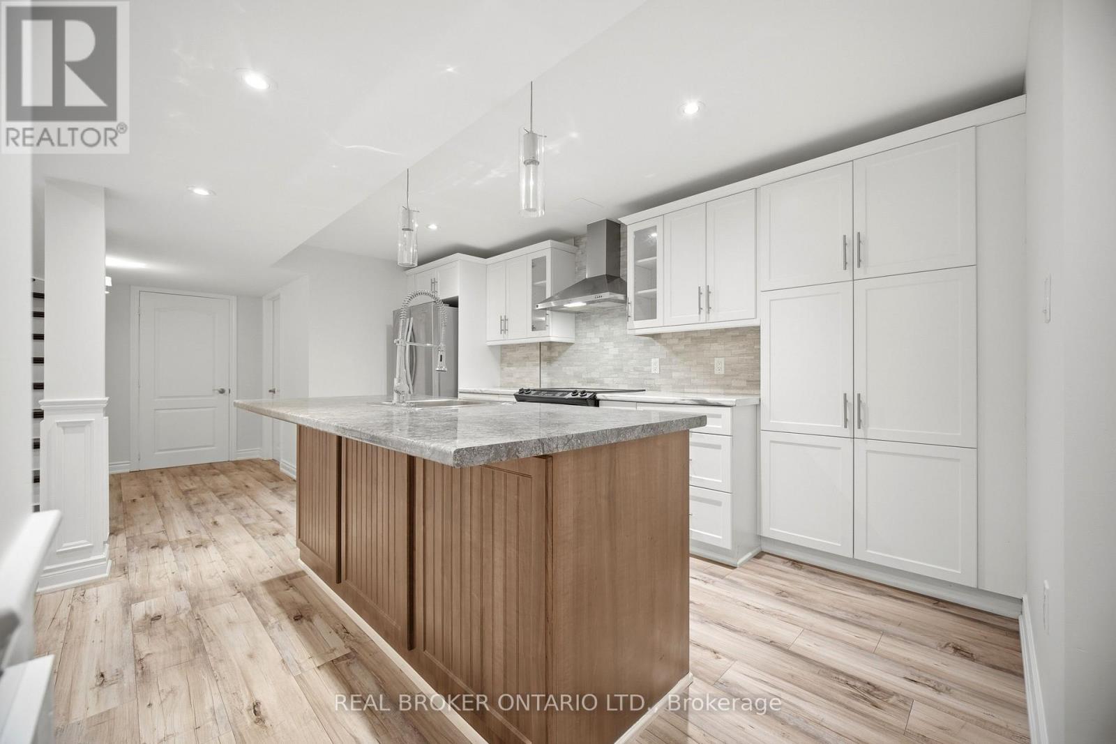 3277 Paul Henderson Drive, Mississauga, ON - Indoor Photo Showing Kitchen With Upgraded Kitchen