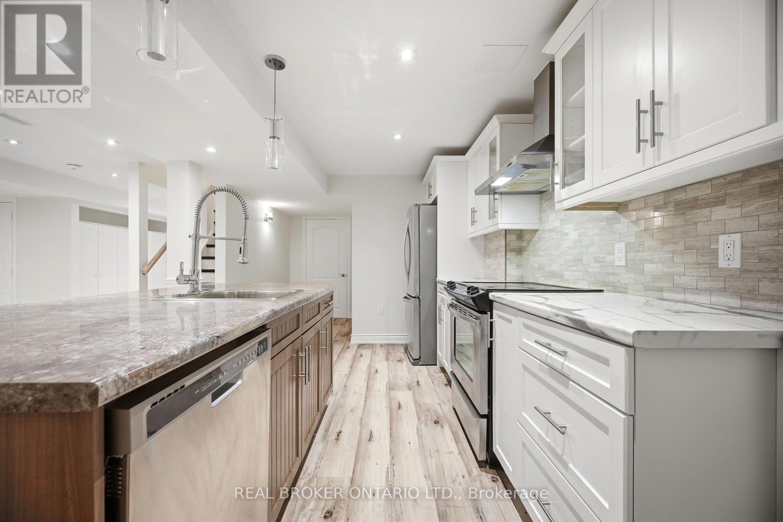 3277 Paul Henderson Drive, Mississauga, ON - Indoor Photo Showing Kitchen With Upgraded Kitchen