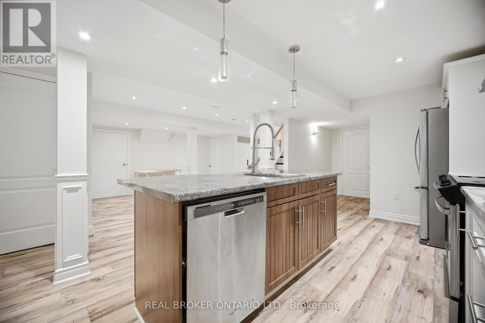3277 Paul Henderson Drive, Mississauga, ON - Indoor Photo Showing Kitchen With Upgraded Kitchen