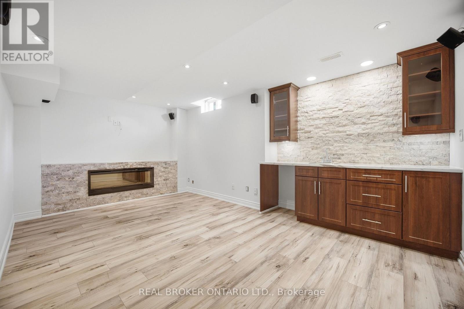 3277 Paul Henderson Drive, Mississauga, ON - Indoor With Fireplace