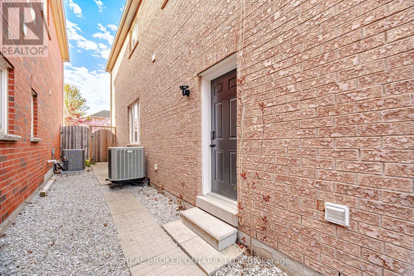 3277 Paul Henderson Drive, Mississauga, ON - Outdoor