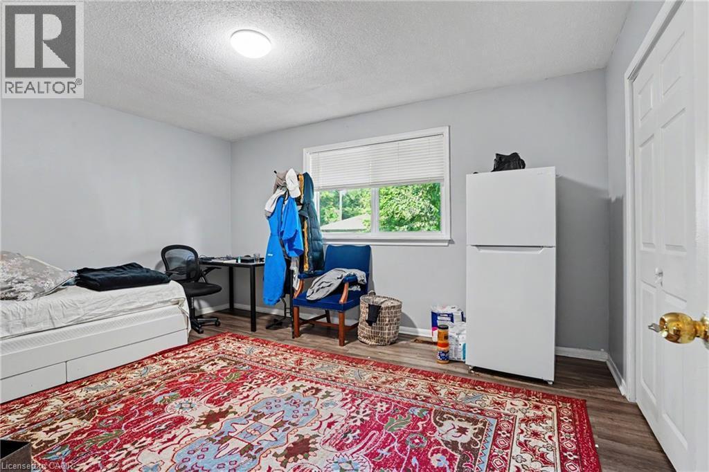 Room featuring light grey walls, wood-finish flooring, and a single window with blinds - 47 Bowman Street, Hamilton, ON - Indoor Photo Showing Bedroom
