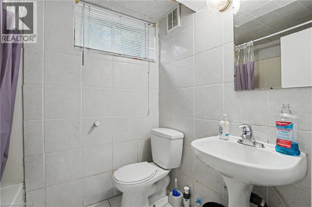 Bathroom featuring light-toned tile walls and flooring - 47 Bowman Street, Hamilton, ON - Indoor Photo Showing Bathroom
