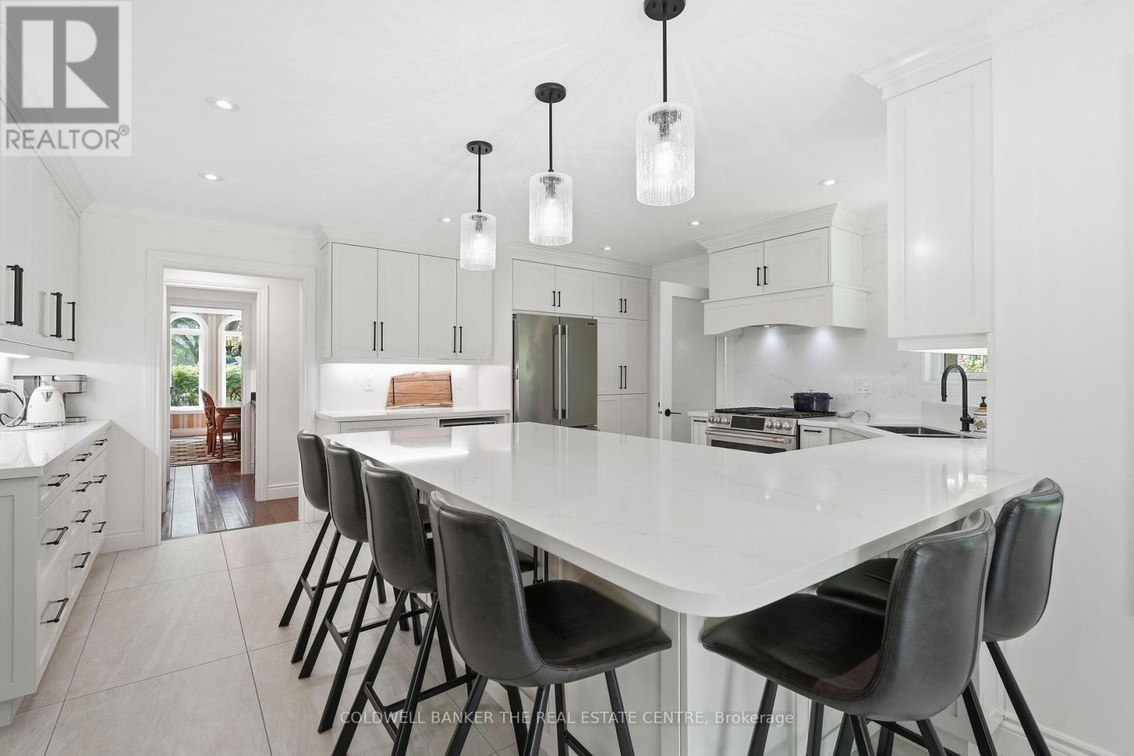 Island Seating - 49 Falling Leaf Court, Aurora, ON - Indoor Photo Showing Kitchen With Upgraded Kitchen