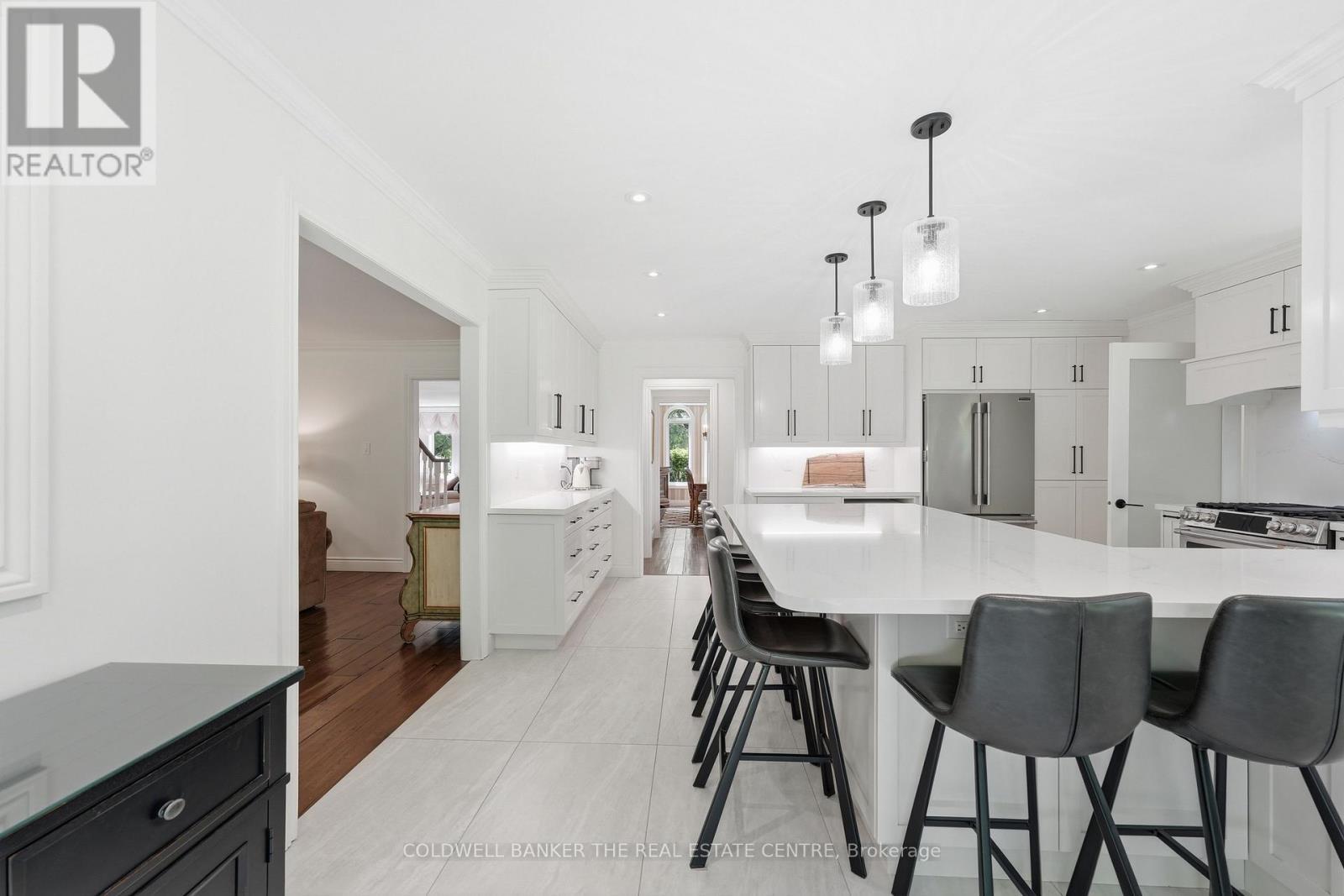 Kitchen Adjoining Family Rm - 49 Falling Leaf Court, Aurora, ON - Indoor