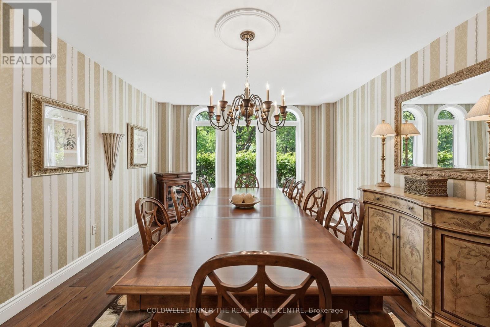Dining Room Large Seating - 49 Falling Leaf Court, Aurora, ON - Indoor Photo Showing Dining Room