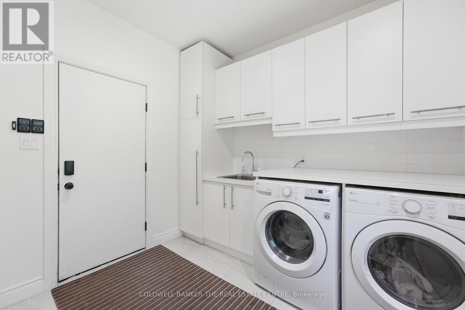 Main Fl Laundry/Mud Room - 49 Falling Leaf Court, Aurora, ON - Indoor Photo Showing Laundry Room