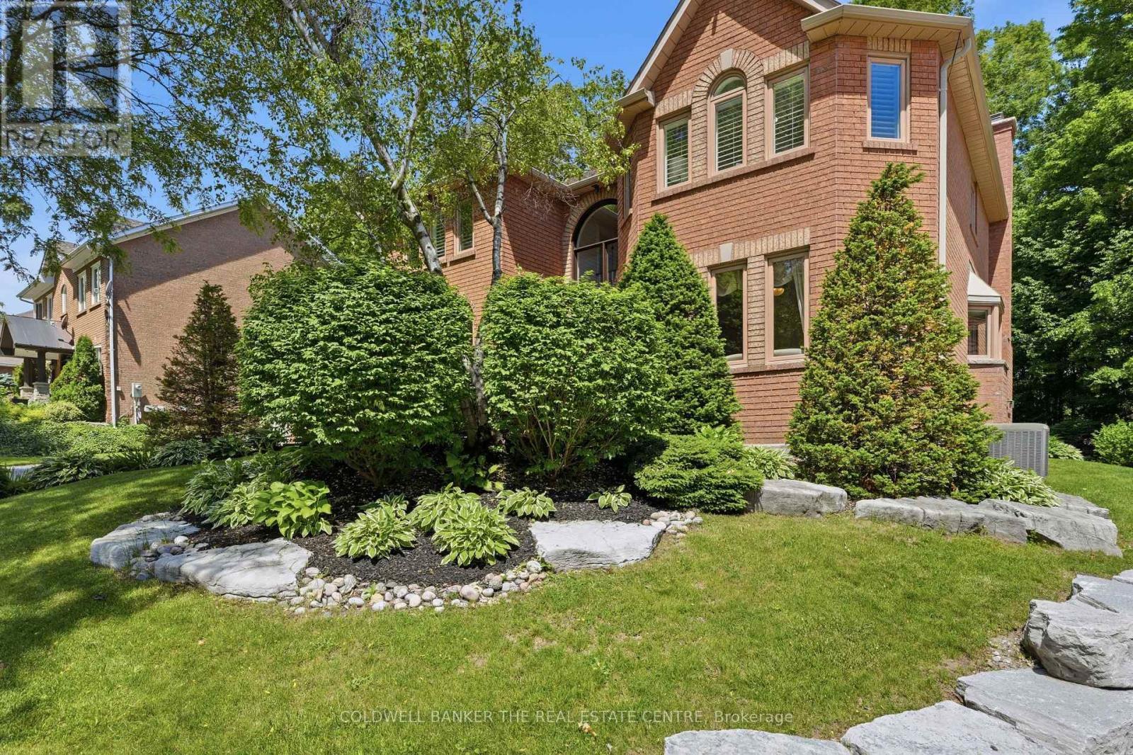 Side Front of Home - 49 Falling Leaf Court, Aurora, ON - Outdoor