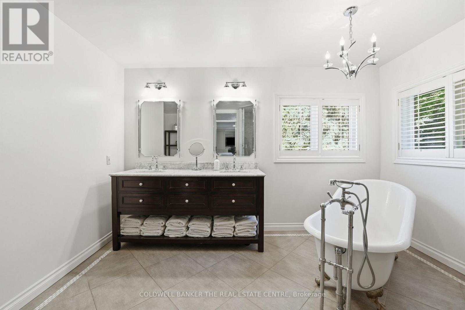Primary Ensuite Dble Sinks - 49 Falling Leaf Court, Aurora, ON - Indoor Photo Showing Bathroom