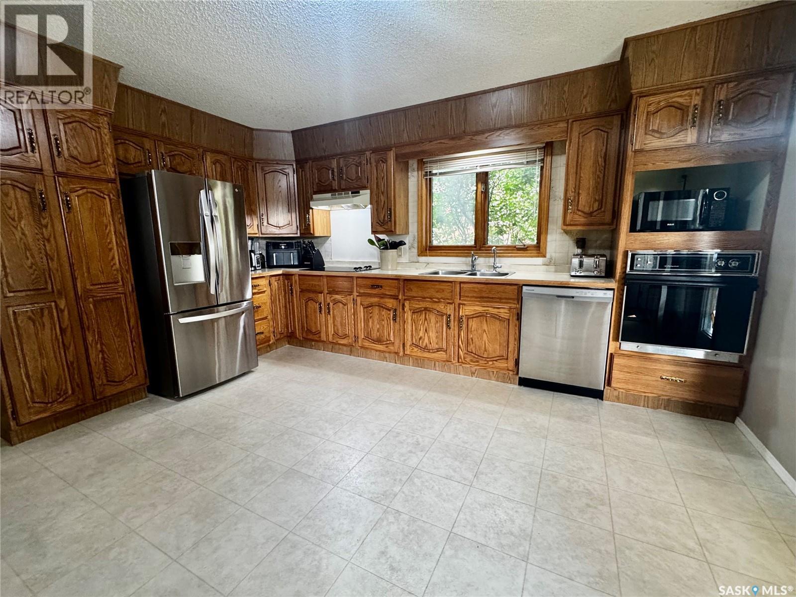 34 Blackwell Crescent, Yorkton, SK - Indoor Photo Showing Kitchen With Double Sink