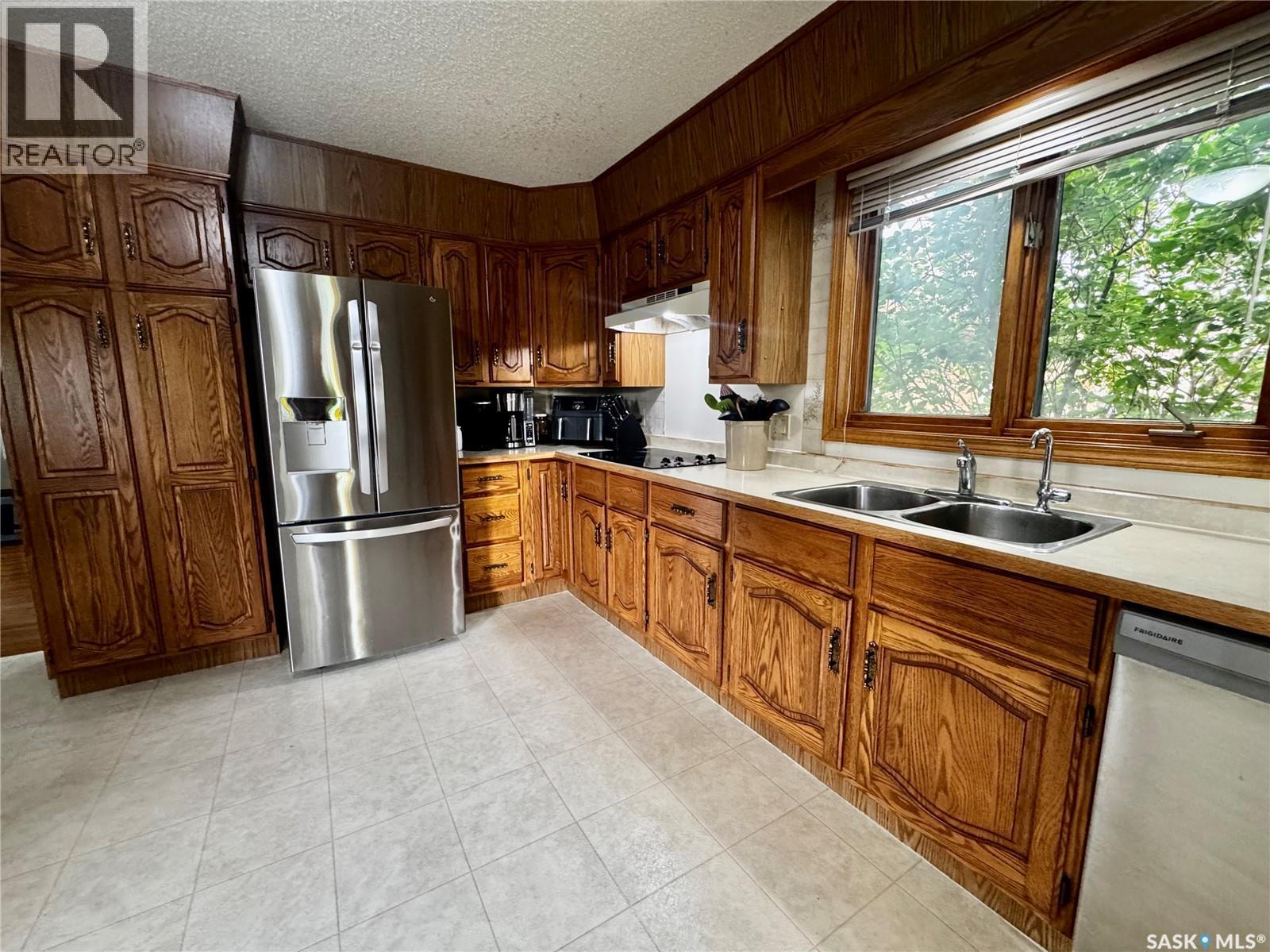 34 Blackwell Crescent, Yorkton, SK - Indoor Photo Showing Kitchen With Double Sink
