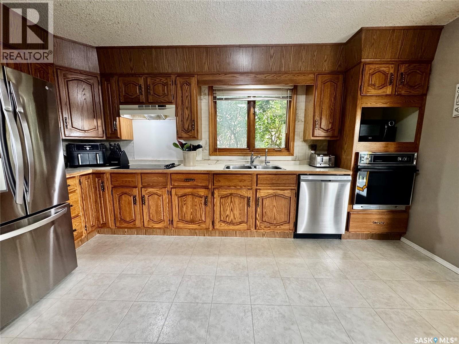 34 Blackwell Crescent, Yorkton, SK - Indoor Photo Showing Kitchen With Double Sink