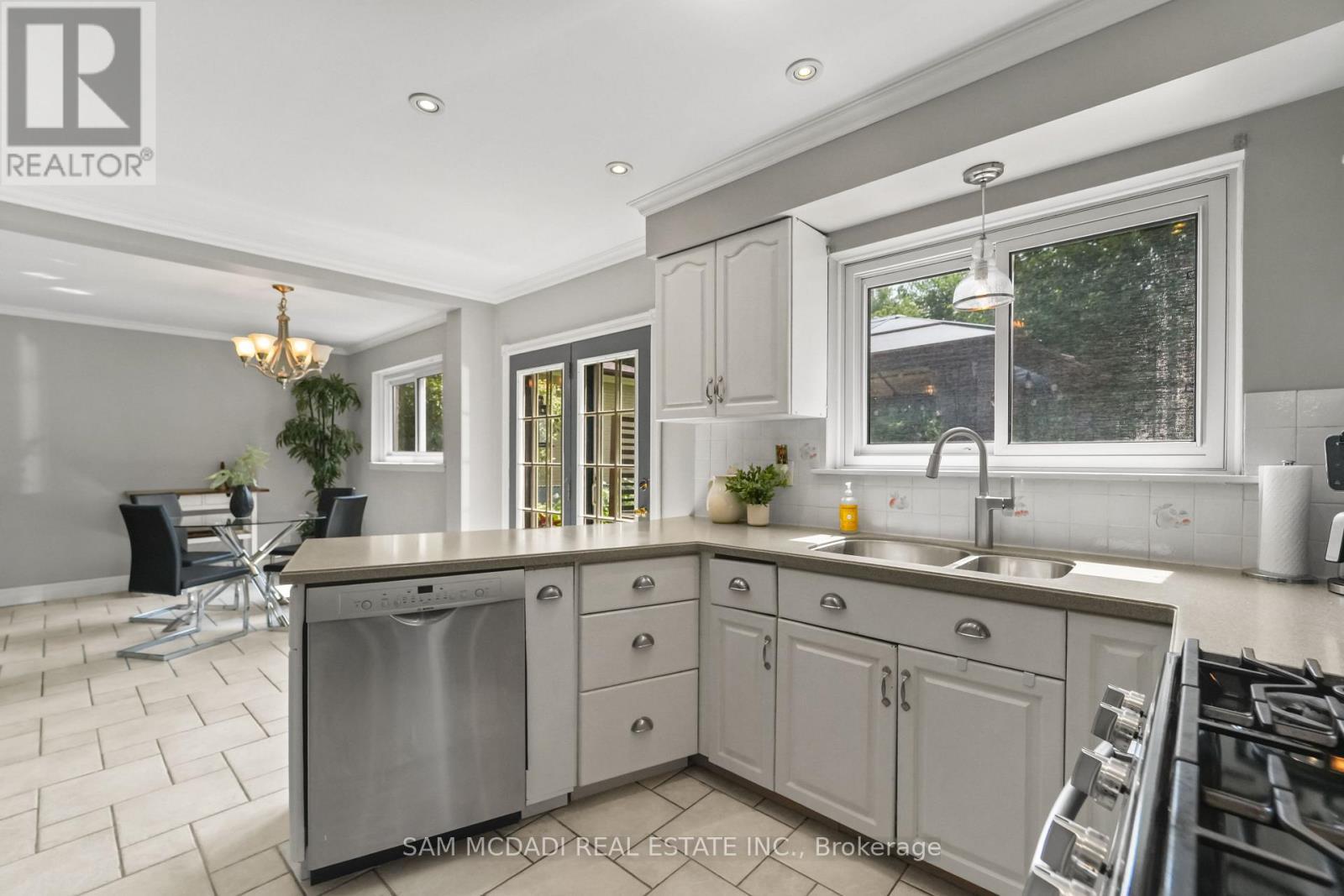 1440 Leda Avenue, Mississauga, ON - Indoor Photo Showing Kitchen With Double Sink