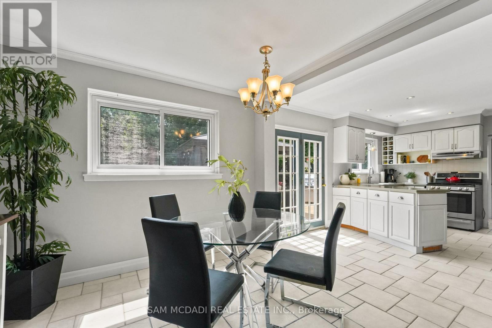 1440 Leda Avenue, Mississauga, ON - Indoor Photo Showing Dining Room