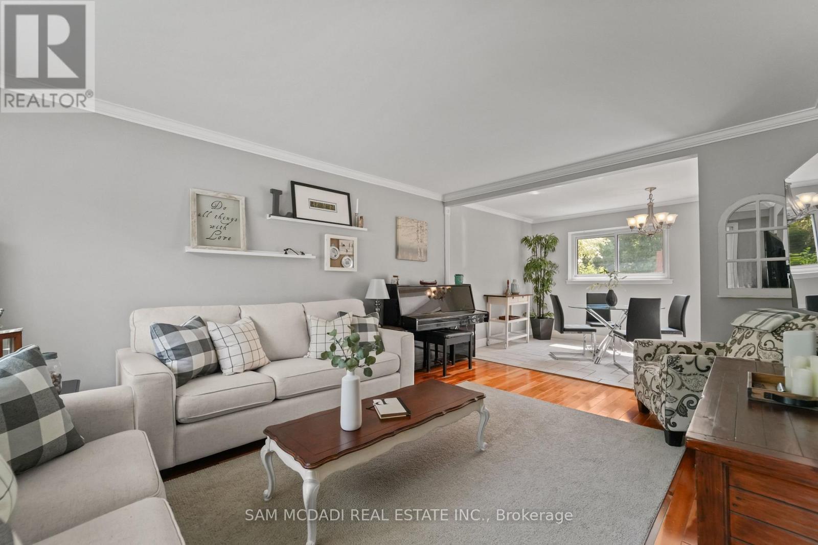 1440 Leda Avenue, Mississauga, ON - Indoor Photo Showing Living Room
