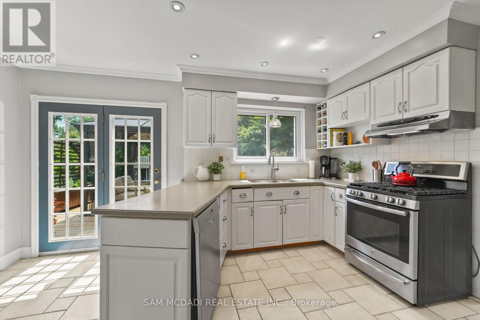 1440 Leda Avenue, Mississauga, ON - Indoor Photo Showing Kitchen