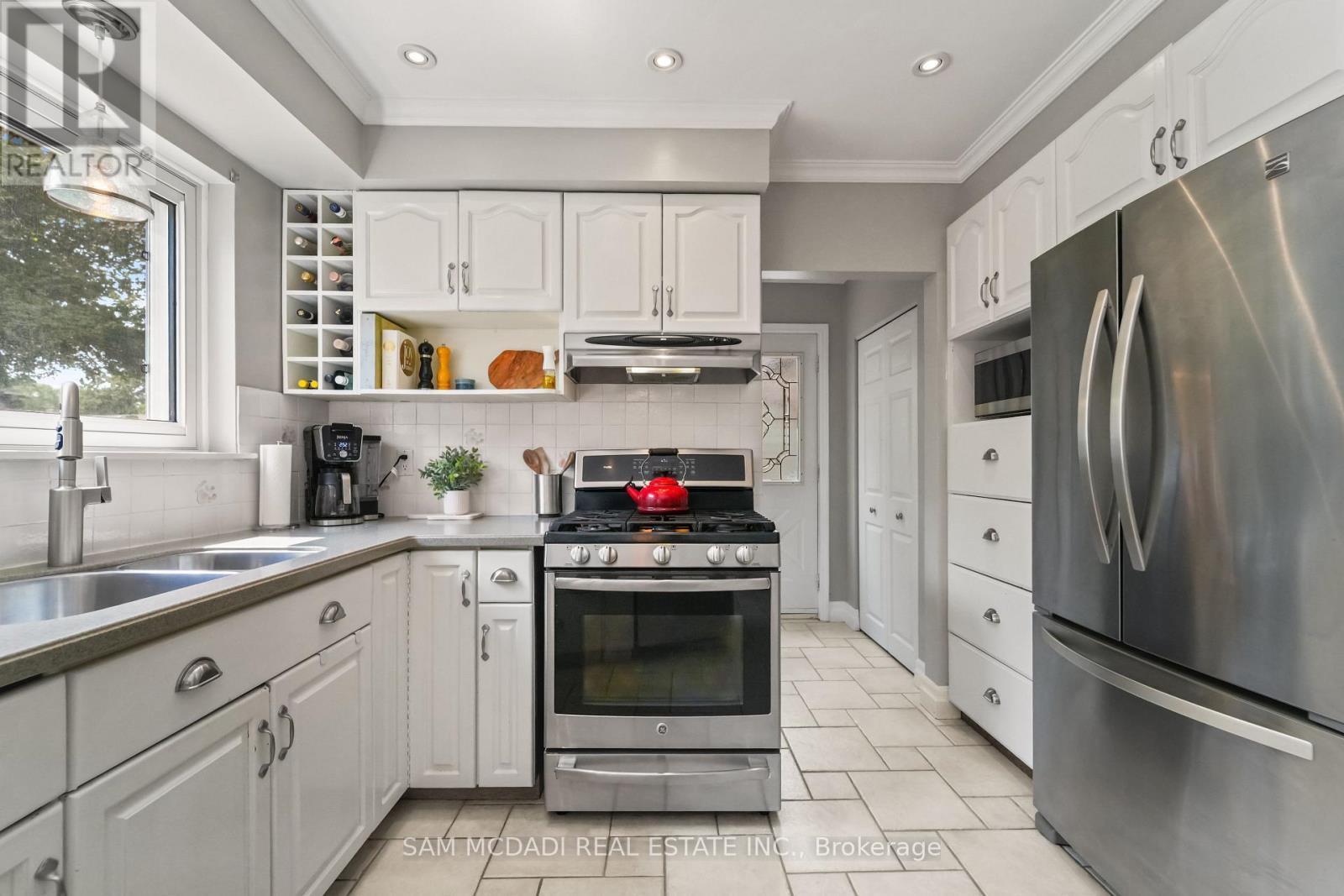 1440 Leda Avenue, Mississauga, ON - Indoor Photo Showing Kitchen With Double Sink