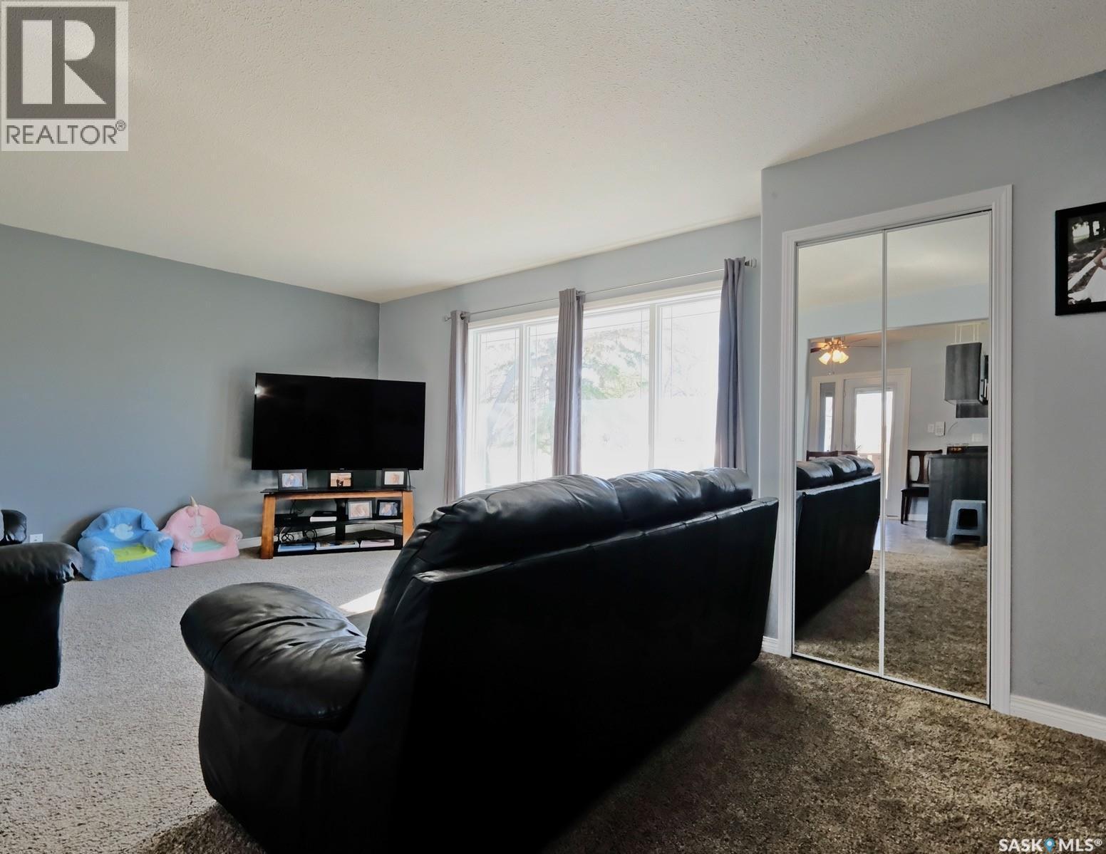 1002 King Street, Rosetown, SK - Indoor Photo Showing Living Room