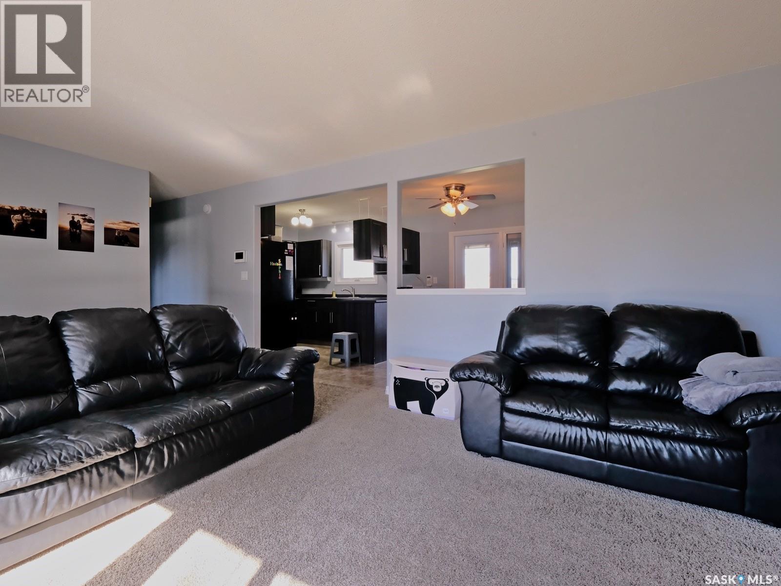 1002 King Street, Rosetown, SK - Indoor Photo Showing Living Room